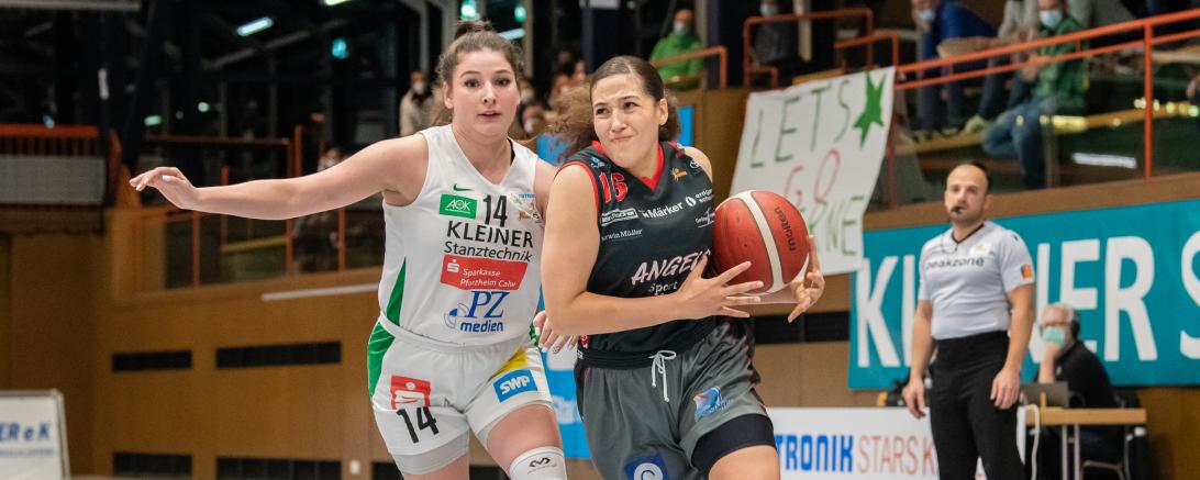 Nördlingens Anissa Pounds (rechts, links Kelterns Linn Schüler) war mit 21 Punkten zwar Topscorerin des Spiels, Keltern war an diesem Abend aber nicht zu schlagen.