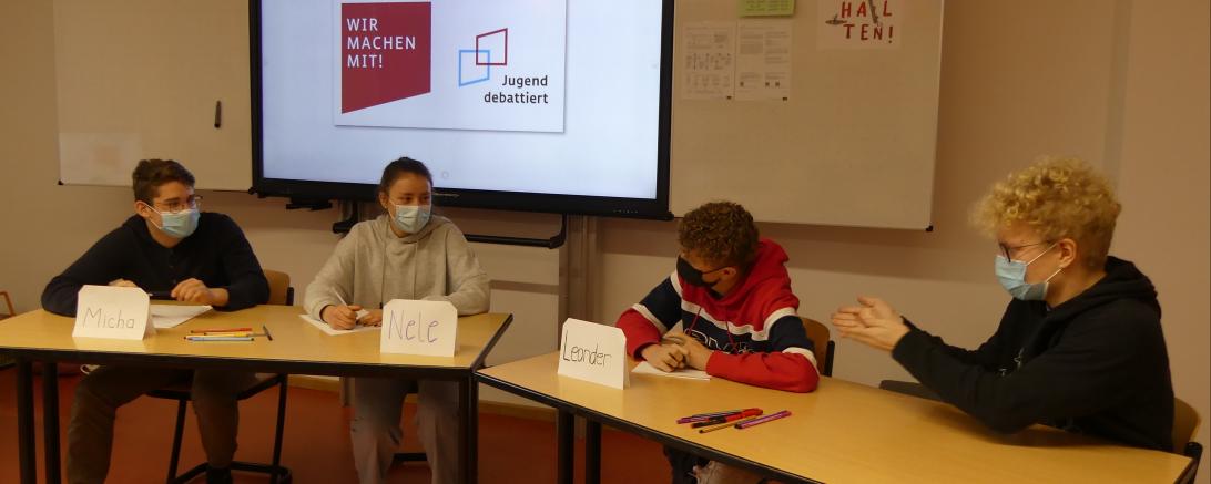 Von links: Micha Rusch, Nele Lanzinner, Leander Jaumann und Valentin Schlander debattierten im Schulfinale von "Jugend debattiert" zu der Streitfrage "Sollen Influencer verpflichtet werden, auf Bildbearbeitung und Filtereinsatz hinzuweisen?"