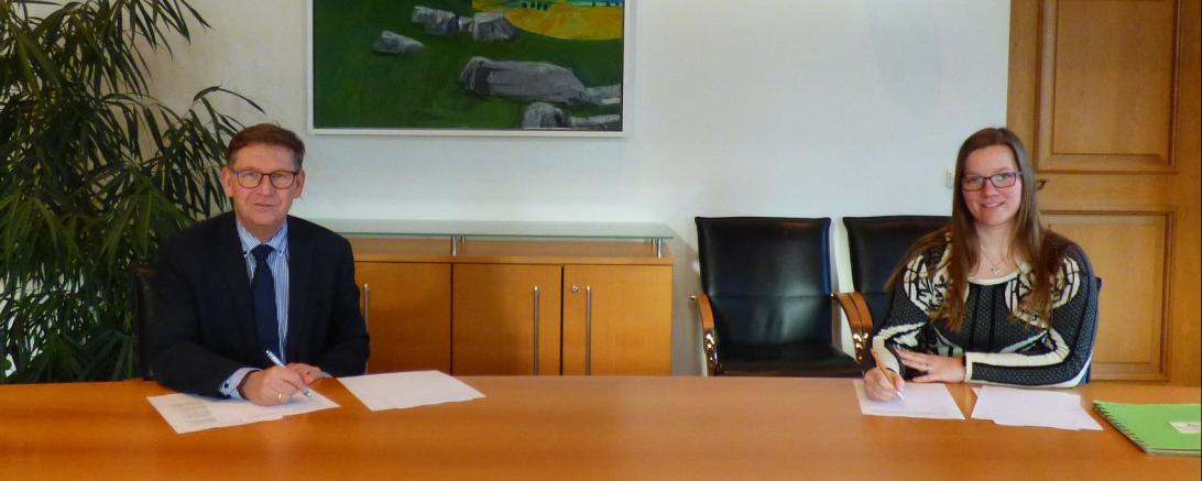 Vertragsunterzeichnung für die Zusammenarbeit zwischen Landkreis und Kreisjugendring.