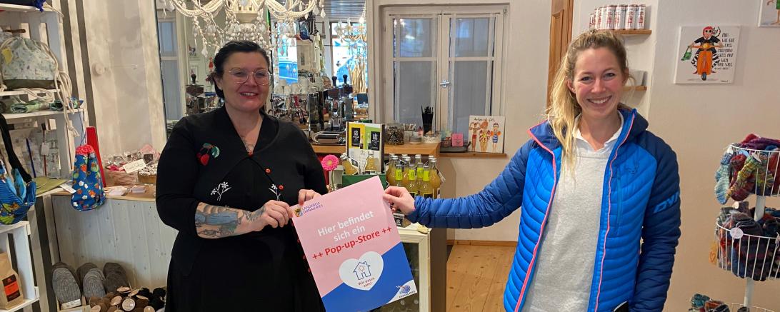 V.l.n.r. Ladeninhaberin Corinna Florian-Dischinger und Konversionsmanagerin Barbara Wunder im fest installierten Nördlinger Pop-up-Store.