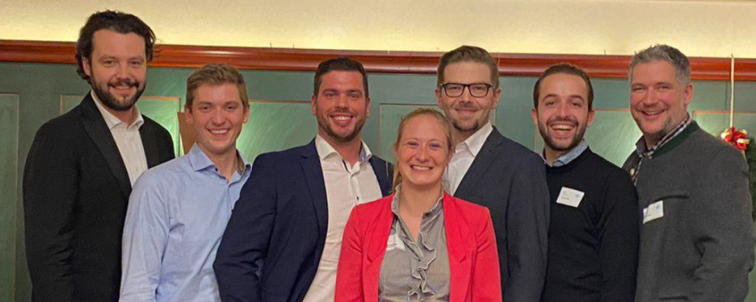 Das neue Team der Jungen Gastgeber des Bayerischen Hotel- und Gaststättenverbandes DEHOGA Bayern: Sprecher Muk Röhrl von der Gaststätte Röhrl in Sinzing (r.), sein Stellvertreter Daniel Kraft vom Landgasthof Kraft in Büchenbach (2. v. r.) und Dennis Imhof von den Imhof Privat Hotels in Gemünden (2. v. l.) als Botschafter für Umwelt und Digitalisierung, sowie die Regionalsprecher Jakob Portenlänger für Oberbayern vom Xaver’s in München (l.), André Notka für die Oberpfalz vom See-Campingpark in Roding (3. v. 