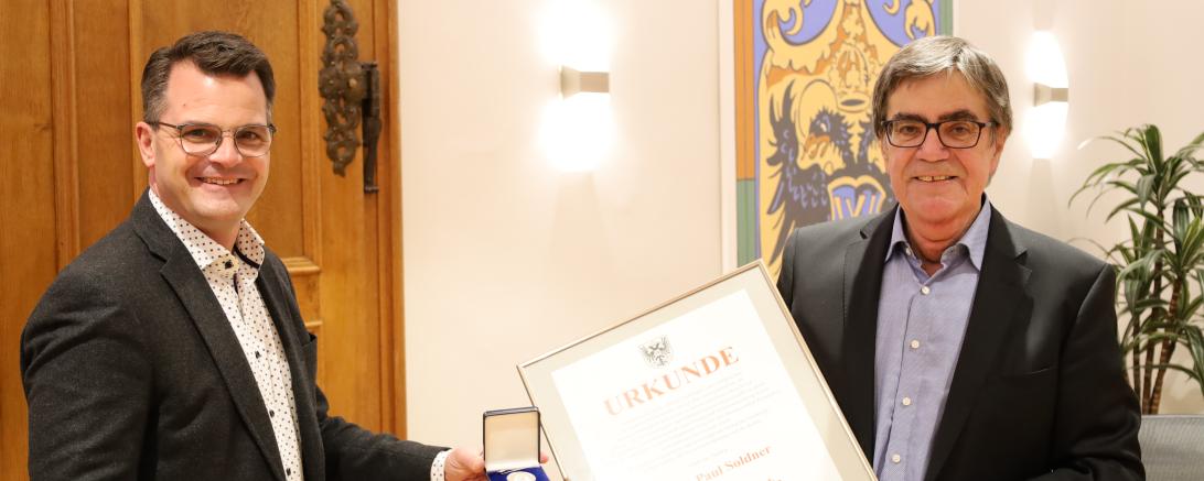 Auf dem Bild sieht man Oberbürgermeister Jürgen Sorré und Paul Soldner.