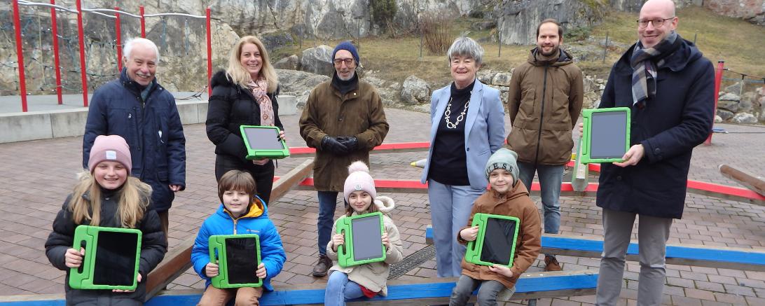 Der Kiwanis-Club stattet die Mangold-Grundschule mit neuen iPads aus.