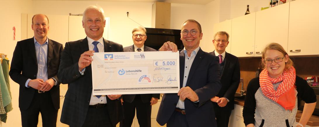 5000 Euro aus dem VR-Gewinnsparen gab es für die inklusive Wohngemeinschaft der Lebenshilfe: vlnr Bezirkstagspräsident Martin Sailer, Bezirkspräsident Dr. Hermann Starnecker von den schwäbischen Genossenschaftsbanken, Paul W. Ritter von den VR-Banken Donau-Ries, Geschäftsführer Günter Schwendner von der Lebenshilfe Donau-Ries, Bezirksrat Peter Schiele sowie Bewohnerin Regina Ströbele von der inklusiven WG in Nördlingen.