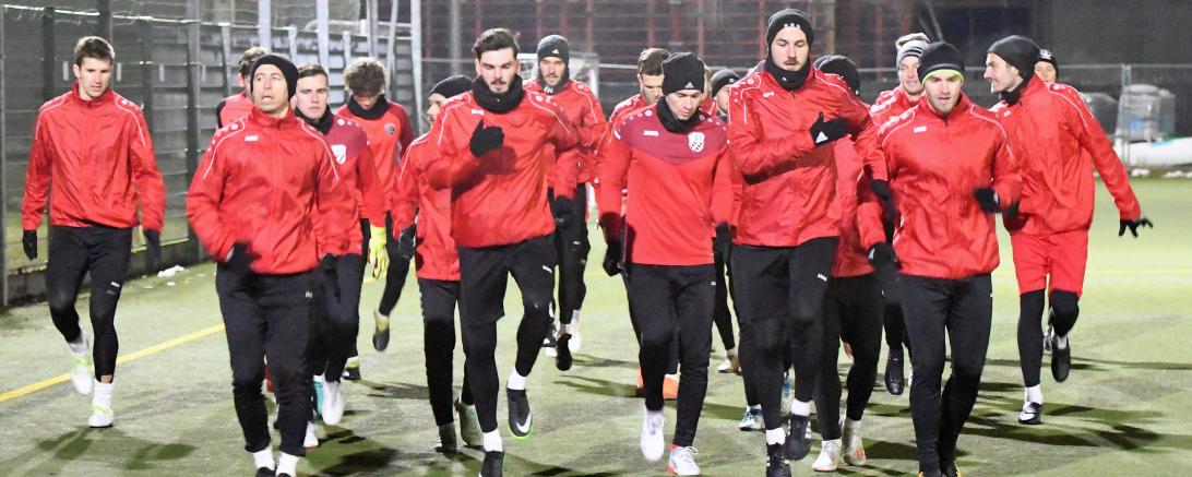Das Bild zeigt die Mannschaft des TSV Rain beim Training. 