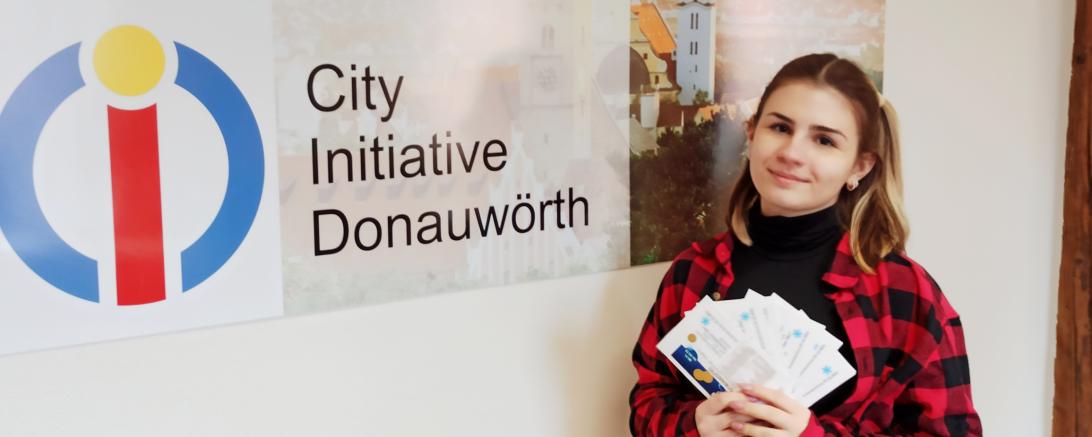 Auf dem Foto ist die Glücksfee Clara Schmidt zu sehen.