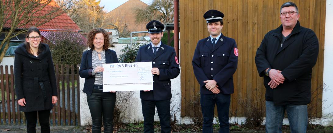 Das Bild zeigt von links: Lisa Wurm (RVB Ries), Julia Fälschle (1. Vorstand Dorfverein), Willi Grimmeißen (2. Vorstand FFW Rühlingstetten), Christian Aster (1. Kommandant), Alfred Fischer (Schriftführer) 