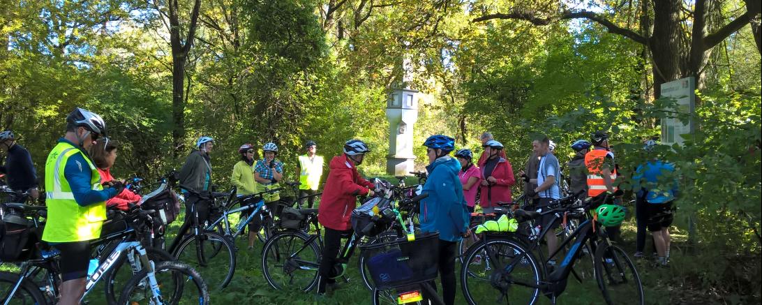 Das Bild zeigt einige Radfahrende auf einer Tour