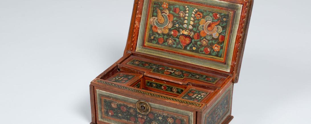 Auf dem Bild sieht man ein Kästchen, das man auf der Ausstellung betrachten kann.