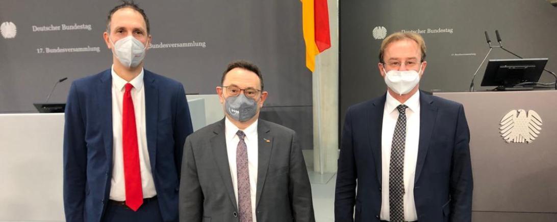 Das Bild zeigt Ulrich Lange MdB, Wolfgang Fackler MdL und Christoph Schmid MdB beim gemeinsamen Gespräch am Rande der Bundesversammlung zu aktuellen Themen der Region.