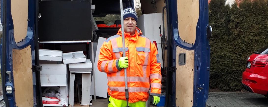 Ein Mitarbeiter der Firma Anticimex bringt eine Falle zur Rattenbekämpfung in einen Kanal ein. 