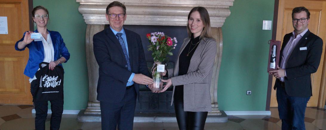 Das Bild zeigt Landrat Stefan Rößle, Stabsstellenleiter Klemens Heininger (rechts im Bild) und Ehrenamtsbeauftragte Karin Brechenmacher überreichten der Donau-Rieserin Jessica Müller (Mitte) die 5.000. Ehrenamtskarte Bayern für ihr freiwilliges Engagement.