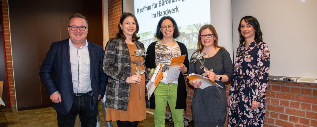 Das Bild zeigt Geschäftsführer Christoph Schweyer und Christine Roser von der Bauinnung (rechts) freuen sich mit (von links) Sonja Schmutterer, Karin Sekler und Katja Ohnheiser, welche für die besten Ergebnisse bei der Prüfung zur Kauffrau für Büromanagement im Handwerk geehrt wurden.