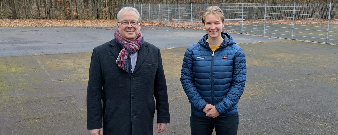 Das Bild zeigt Bürgermeister Karl Rehm und Tamara Feder, Vorsitzende des Rainer Jugendrats