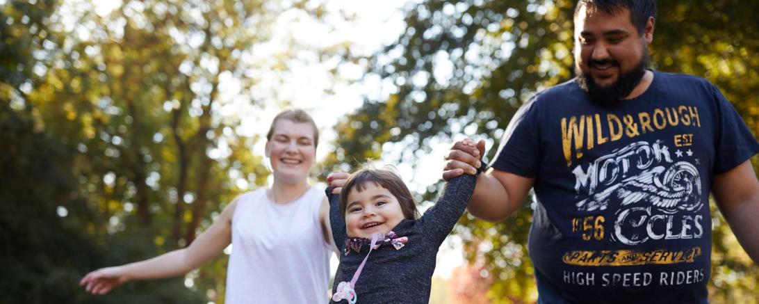 Das Bild zeigt Eltern mit ihrem Kind