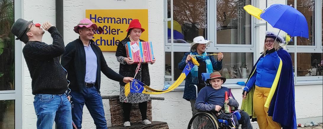 Das Bild zeigt von links nach rechts: Florian Wutzer, Timm Albert, Nicole und Niklas aus der Berufsschulstufe, Gabriele Allgayer-Pfaff und Jeanette Zeuß