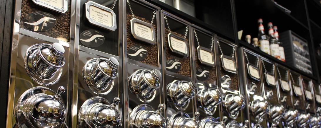 Das Bild zeigt die Kaffeevielfalt, die im Samocca geröstet und angeboten werden.