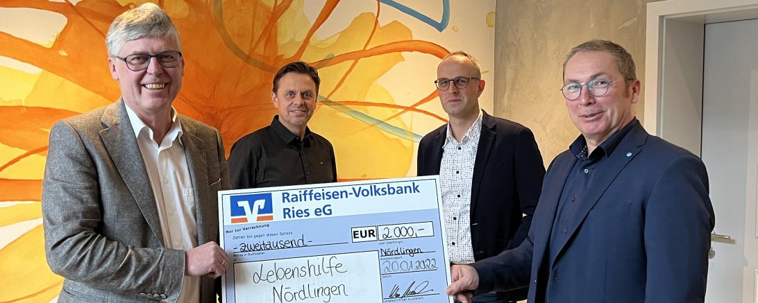 Das Bild zeigt von links: Werner Rauch (Geschäftsführer Maler Rauch), Stephan Wenzel (Prokurist Maler Rauch), Peter Jaumann (Geschäftsführer Maler Rauch) und Günter Schwendner (Geschäftsführer Lebenshilfe Donau-Ries e.V.)