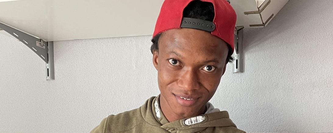 Das Bild zeigt Mo gemeinsam mit Katze Kim.