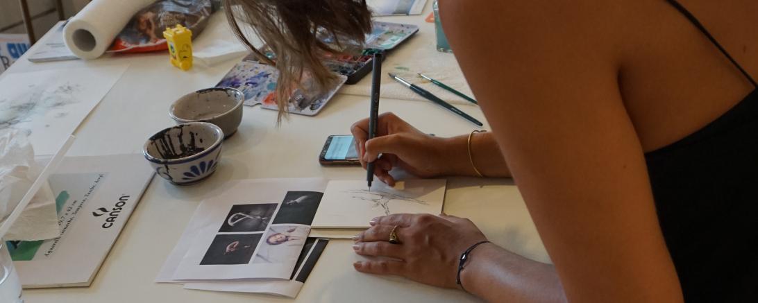 Das Bild zeigt eine Malerin des Bildungswerks