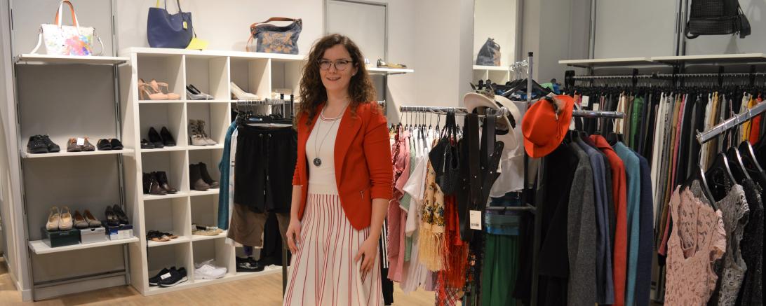 Das Bild zeigt Katrin Gleißner in ihrem neuen Geschäft „Second Lifestyle“ in der Donauwörther Reichsstraße.