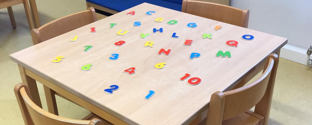Das Bild zeigt einen Tisch in einem Kindergarten
