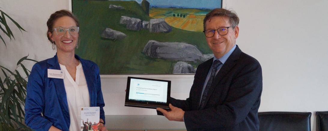 Das Bild zeigt Landrat Stefan Rößle und Ehrenamtsbeauftragte Karin Brechenmacher 