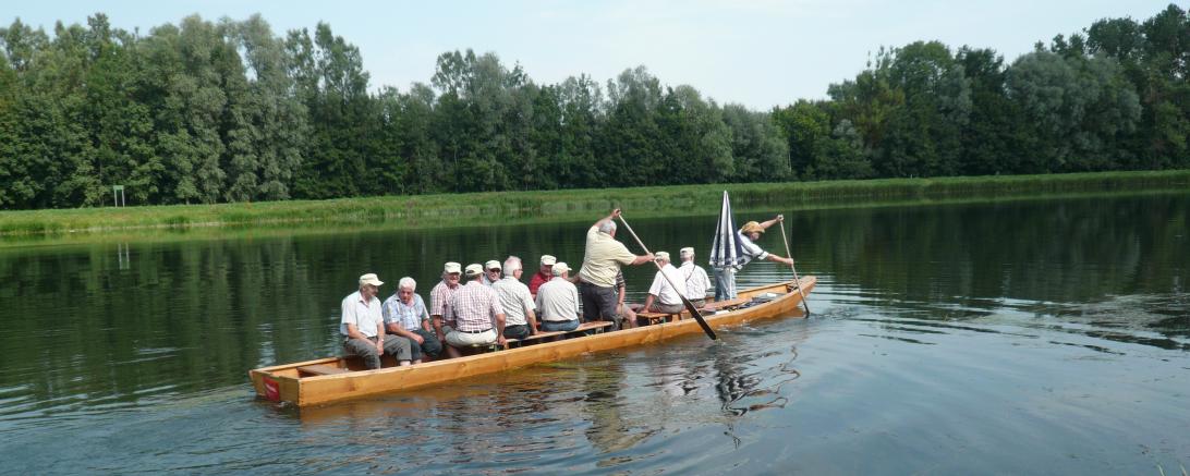 Das Bild zeigt die Männer der Landjugend Asbach bei einer Zillenfahrt auf der Donau. 