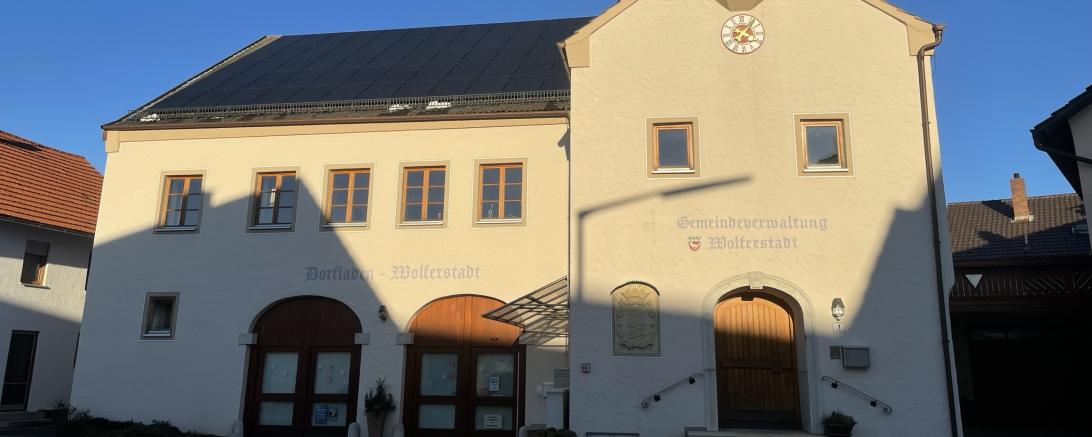 Das Bild zeigt Dorfladen und Rathaus im ehemaligen Zehentstadel