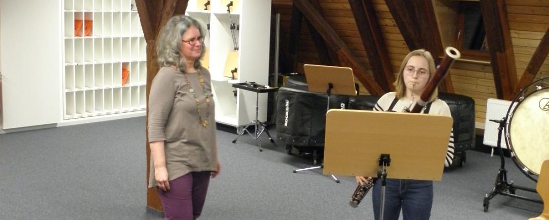 Das Bild zeigt Karla Leberzammer mit ihrer Lehrerin Petra Braun in den Unterrichtsräumen in der Spitalmühle.