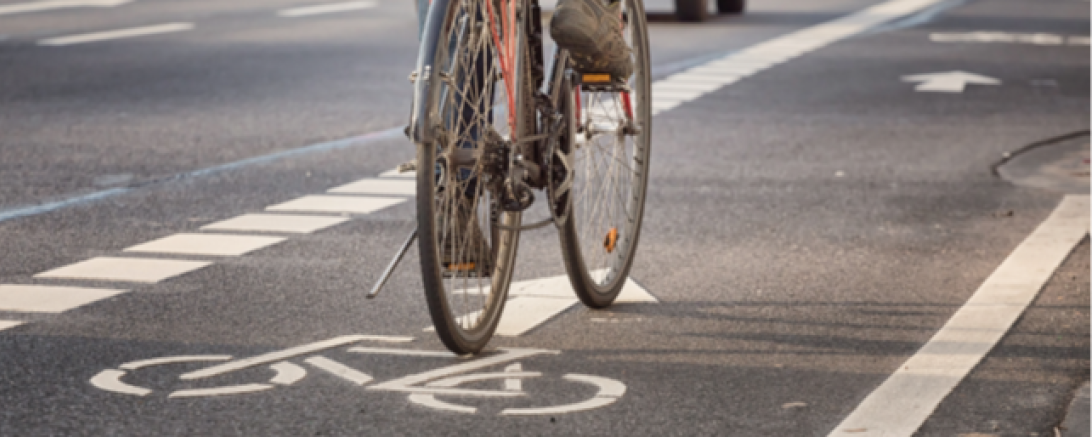 Das Bild zeigt ein Fahrrad auf einem Fahrradstreifen