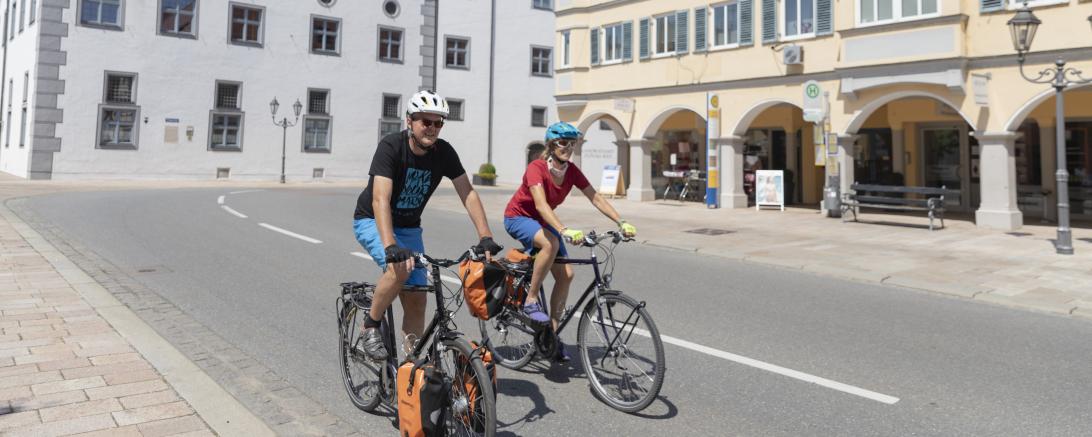 Das Bild zeigt zwei Radfahrende in der Donauwörther Reichsstraße