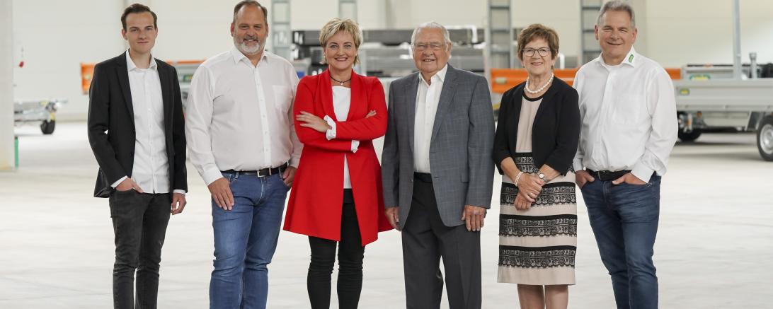 Das Bild zeigt drei Generationen Unsinn Fahrzeugtechnik (von links): Josef Unsinn junior, Geschäftsführer Gunnar Bregler, Rosa Unsinn, Leonhard Unsinn, Sofie Unsinn und Josef Unsinn.