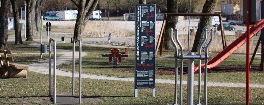 Das Bild zeigt einen Spielplatz in Wemding