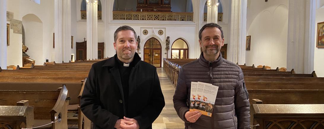 Das Bild zeigt Pfarrer Benjamin Beck (links) und Kirchenpfleger Peter Bühlmeier