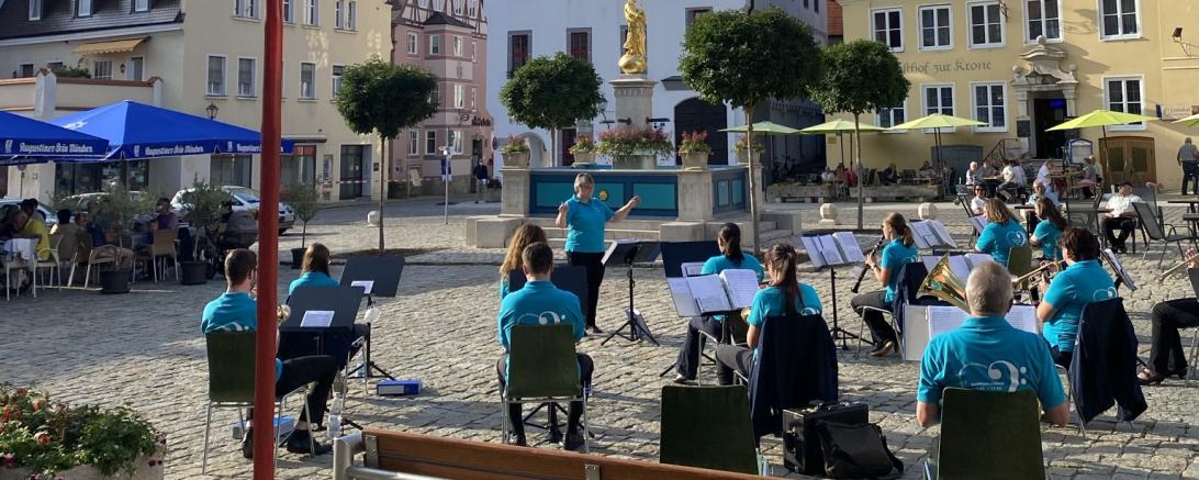 Das Bild zeigt Musik am Marktplatz in Wemding