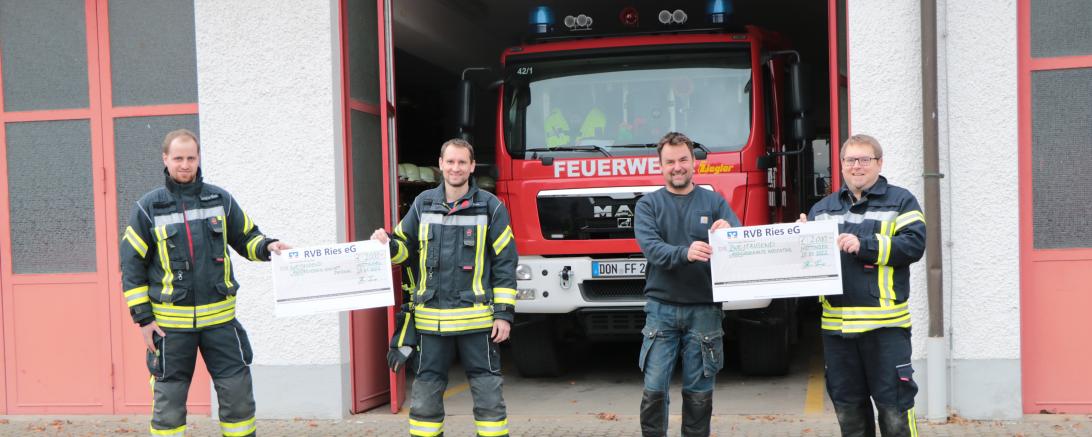 Auf dem Foto der Spendenübergabe v.l.n.r.: Simon Ganzenmüller (1. Kommandant), Stefan Thum (Organisator Christbaumsammelaktion), Jörg Wörle (Initiator „Fluthilfe Nordschwaben“) und Timo Thum (1. Vorstand).