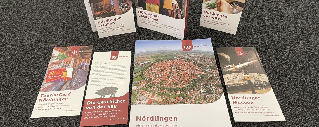 Das Bild zeigt Nördlingens touristische Broschüren