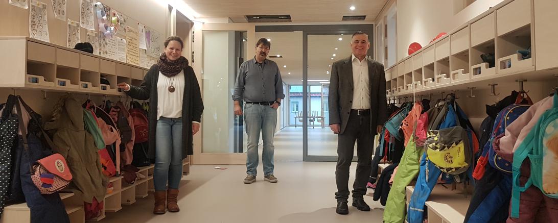 Über den neuen Kindergarten freuen sich die Leiterin Susanne Utjesinovic, Stadtbaumeister Richard Meyer und Bürgermeister Günther Pfefferer. (v.l.n.r.)