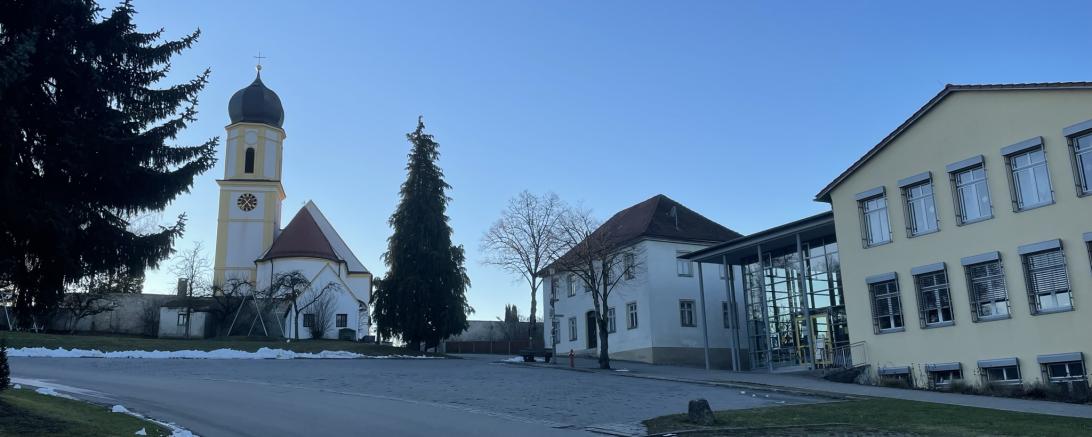 Das Bild zeigt die Kirche St. Martin und Grundschule Wolferstadt