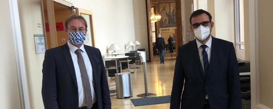 Das Foto zeigt MdL Wolfgang Fackler (links) mit Gesundheitsminister Klaus Holetschek