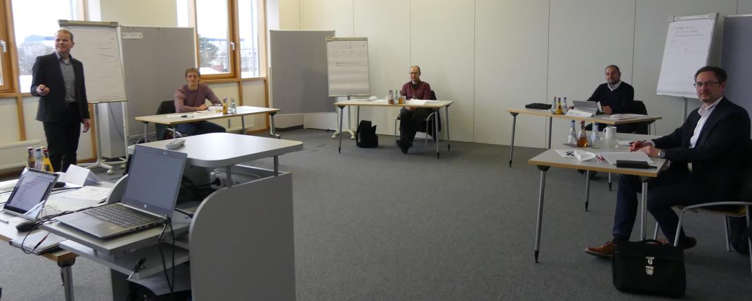 Das Bild zeigt Prof. Dr. Eberhard Roos (Hochschule Augsburg) mit Teilnehmern des Seminars „Technologie- und Innovationsmanagement“