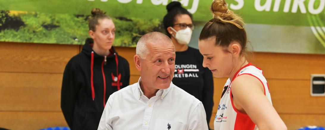 Das Bild zeigt den Ersatzcoach Imreh Szittya mit Mannschaftskapitänin Sami Hill