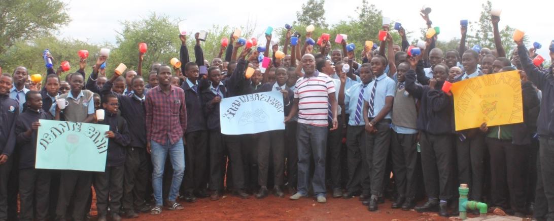 Das Bild zeigt Schüler der Sekundarschule auf dem Schulgelände