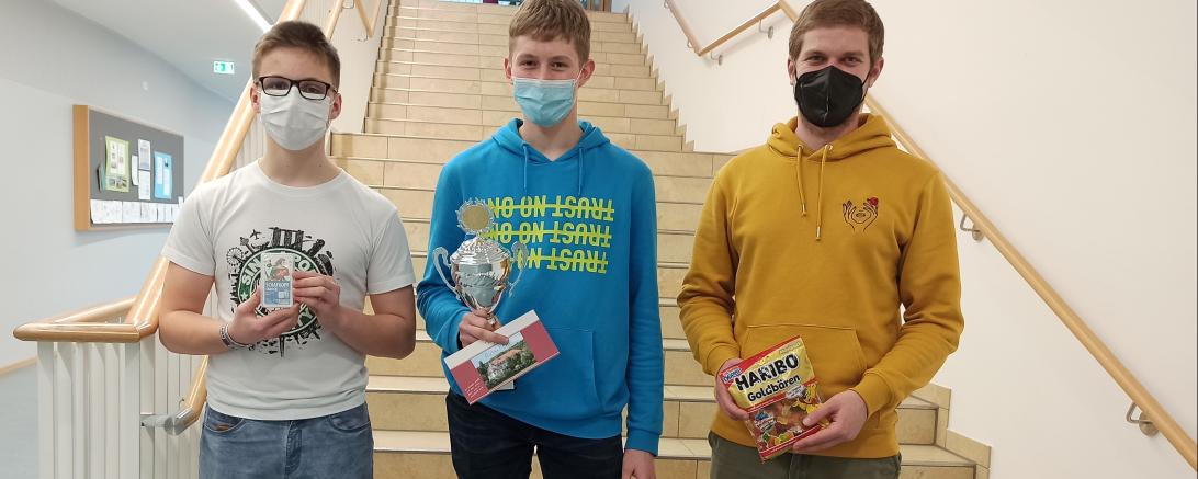 Das Bild zeigt von links nach rechts zu sehen:  David Wagner, Johannes Kerle (beide Q11) sowie Martin Laggerbauer (Mathematiklehrer)