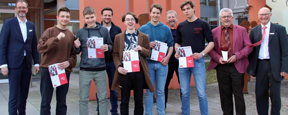 Das Bild zeigt die Gewinner vom Gymnasium Donauwörth bei der Siegerehrung von Planspiel Börse. Von links Sparkassendirektor Michael Scholz, Georgi Scharf und Marc Watzl vom Team „warumMarcnichtEuro“, Oberstudienrat Stefan Weixelbaum (betreuender Fachlehrer), vom Team „Oskarunddieanderen“ Ruben Balasko, Oskar Moser und Hugo Loeprecht, dahinter Studiendirektor Christian Spatz, Oberstudiendirektor Karl Auinger und Wolfgang Hirsch, Leiter der Wertpapierabteilung der Sparkasse Donauwörth.
