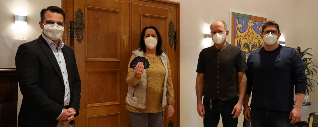 Das Bild zeigt v.l.n.r.: Oberbürgermeister Jürgen Sorré, Andrea Strobel von der Donauwörther Tafel, Inhaber Wolfgang Schlegl, Inhaber Maximilian Schlegl.