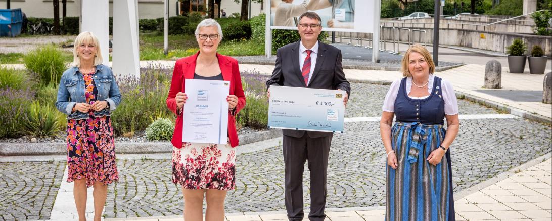 Das Bild zeigt von links: Staatsministerin Carolina Trautner, Leiterin der Stabsstelle Stadtmarketing Christiane Kickum, Bürgermeister Josef Reichensberger und Ehrenamtsbeauftragte der Bayerischen Staatsregierung Eva Gottstein