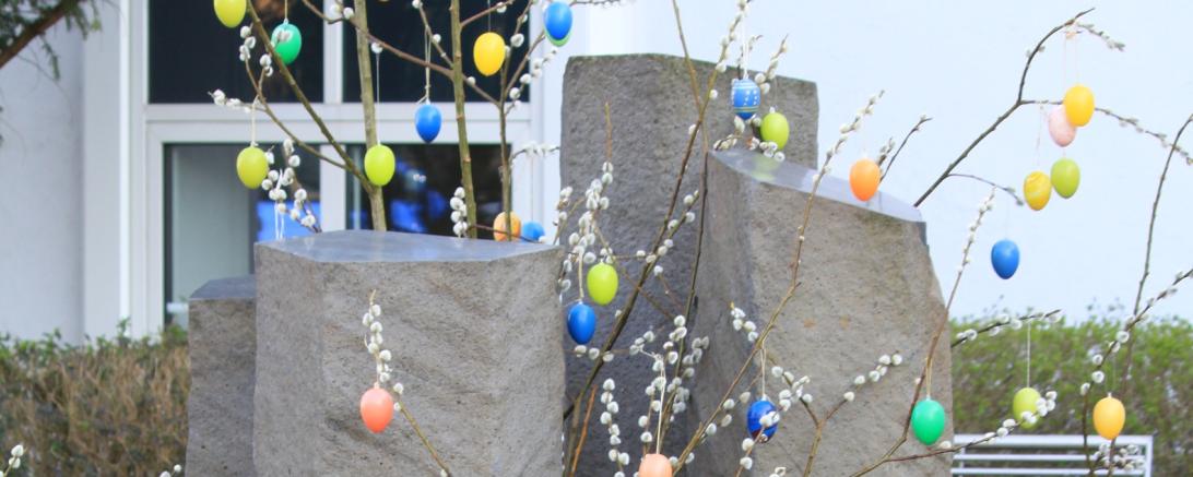 Das Bild zeigt einen Osterbrunnen vor der Donau-Ries Klinik in Oettingen 