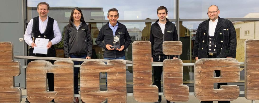 Auf dem Foto von links: Zimmermeister und Bereichsleiter Zimmerei Sanierung Christoph Schmidt, Geschäftsführerin Christine Manz, Geschäftsführer Erwin Taglieber (Bauherr des Projektes), Geschäftsführer Stefan Taglieber, Restaurator im Zimmererhandwerk Armin Prechter (Bauleiter des Projektes) – Foto Taglieber Holzbau GmbH